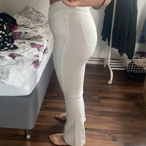 Vita högmidjade bootcut jeans  - Köpta sommaren 2020, gott skick. Använda endast en gång. Strl L men passar M 