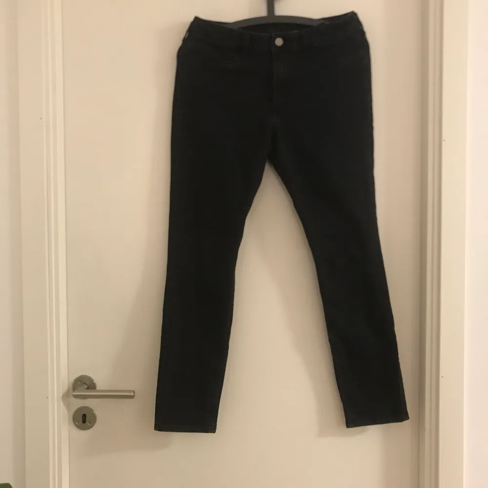 Svart jeans från H&M, size 29. Jeans & Byxor.
