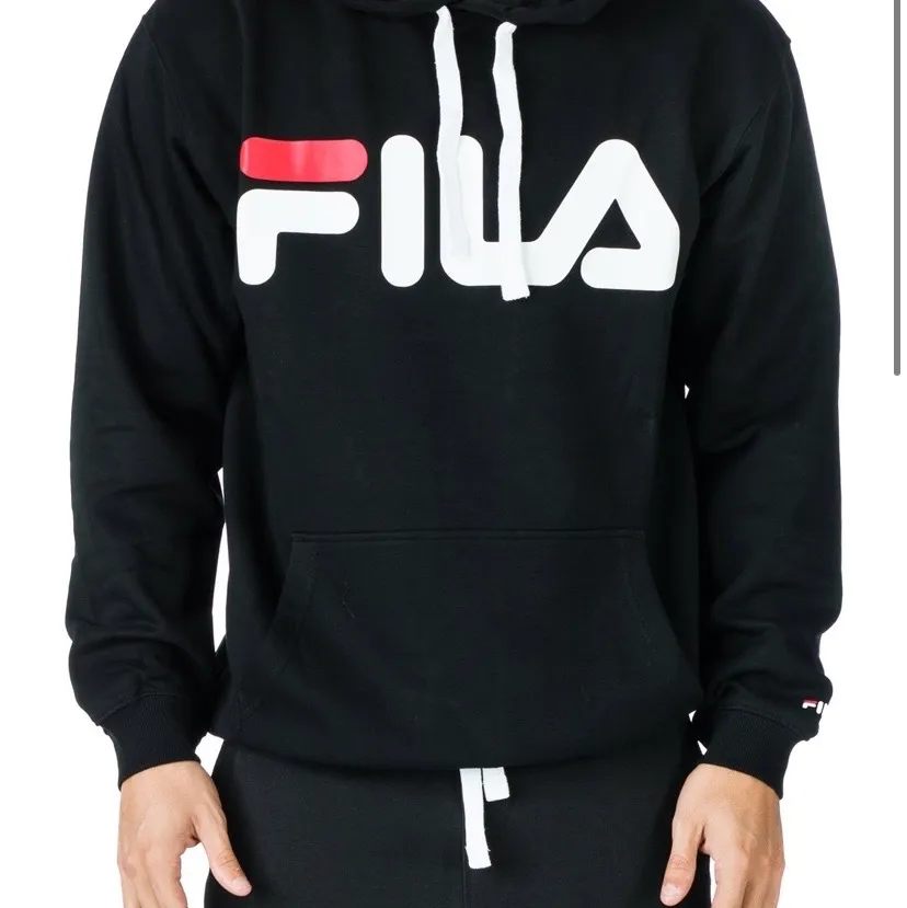 Säljer denna svarta hoodie ifrån fila. Fint skick och använd få tal gånger.                                                                           Köpte hoodien för ca 800 kr och säljer för 175 kr +frakt . Hoodies.