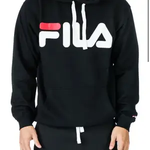 Säljer denna svarta hoodie ifrån fila. Fint skick och använd få tal gånger.                                                                           Köpte hoodien för ca 800 kr och säljer för 175 kr +frakt 