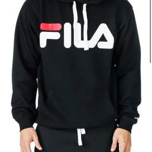 Fila hoodie  - Säljer denna svarta hoodie ifrån fila. Fint skick och använd få tal gånger.                                                                           Köpte hoodien för ca 800 kr och säljer för 175 kr +frakt 