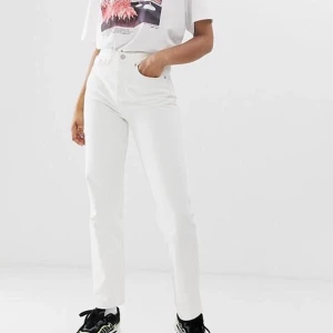 Voyage jeans - Superfina vita straightleg jeans i modellen voyage från weekday!!! Köpte de här på plick men är för små för mig så måste tyvärr sälja de vidare:(.  jättebra skick!!!