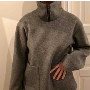 AFJ- kollektion jack-tröja - Grå jack-tröja från AFJ- kollektion, endast använd en gång så den är som ny.