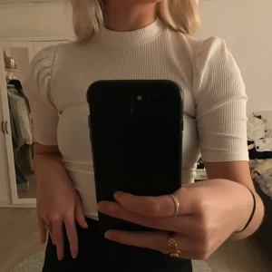 Topp - Topp från na-kd med gulliga puffiga ärmar och en kort polokrage 💕använd 1 gång (ny skick)