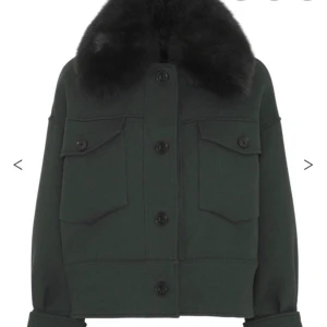 Meotine Jacka grön - Säljer en meotine jacka inköpt förra året . Skriv privat för egna bilder nypris : 2800kr  två av knapparna man sätter fast pälsen vid är av men inget som syns eller störs. Avtagbar päls