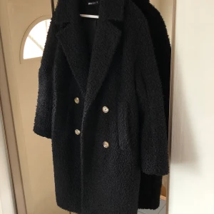 Svart kappa - Fluffig svart kappa, använd men fint skick