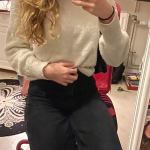 Vit fluffig långärmad tröja - Säljer en vit lurvig långärmad tröja i stl 146-152. Bra skick. Säljer för att den är för liten.