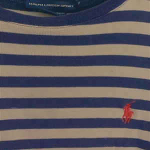 Ralph lauren sport tshirt  - En randig Ralph lauren tshirt som har lite tjockare tyg. Skriv för mer imformation. Priset är 95 kr utan frakt