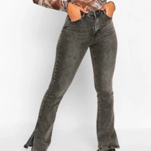 Gråa Jeans - Supersnygga och populära gråa jeans med fin slits nertill!💕🌸 Passar till allt och har aldrig blivit använda då de var lite för stora för mig💞 Prislappen är kvar de kostade 540kr från början🌸 Buda från 200kr