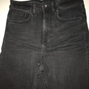 Svart jeanskjol  - Svart jeanakjol i fint skick, knappt använd men sjukt snygg