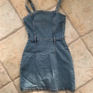 Jeans klänning - En asball jeansklänning gjord i ett tvättat jeanstyg men en supersnygg passform från hm. finns inga bilder som visar hur den är på efter som att jag själv har växt ut den och för att den inte finns kvar i butik. Den har använts en gång och har inga täcken på användning. Startbudet börjat på 100kr och man ökar med 10 kr för varje nytt bud. Om du känner dig intresserad så är det bara att kontakta. KÖPARE STÅR FÖR FRAKT 
