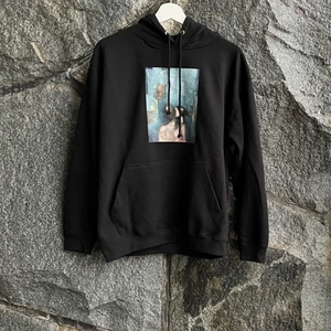 Ma Chérie hoodie svart  - Unika hoodies som är designade av konstnär! Fri frakt på alla köp! Storlekar som finns inne är: S, M & L! Följ oss på instagram @macherie.clothing för kommande unika släpp av designade hoodies! Pris 549kr, inklusive frakt till hela Sverige! 