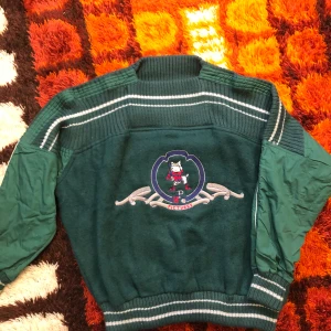 Tröja - Säljer denna gröna tröja jag köpte på Beyond Retro. Blir tyvärr aldrig använd då den är för stor på mig. Står ingen storlek men skulle uppskatta den till en M-L! Går att mötas upp i Hagfors eller så skickas den med posten där köparen står för frakten!