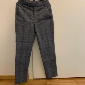 Rutiga kostymbyxor - Rutiga kostymbyxor, sitter väldigt snyggt på. I nyskick.