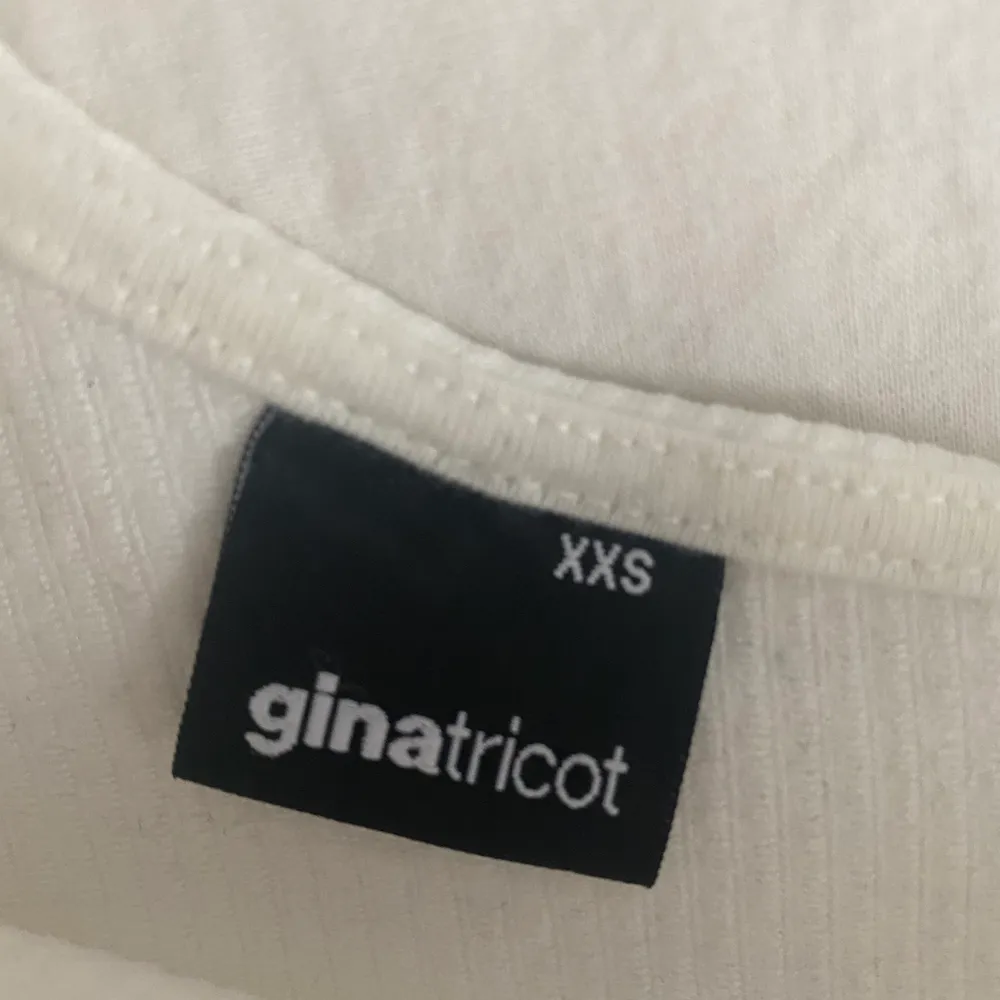 Gina tricot top - xxs🤍säljer då jag inte får användning för den längre och för att den blivit för liten för mig🤍budgivning i kommentarerna om det är många intressen🤍. Toppar.