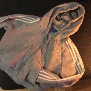 Adidas hoodie  - Adidas originals crop hoodie. Sparsamt använd, inga skavanker eller noppor osv. Säljes pga flyttstädning... storlek M, men passar även S-XS 🤙🏼 Nypris 799kr 