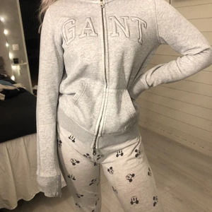 GANT huvtröja  - Fin huvtröja från gant, har gått upp i armen men går lätt att sy, utöver det i fint skick.