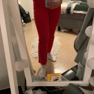 Byxor - Coola röda byxor, köparen står för frakt 