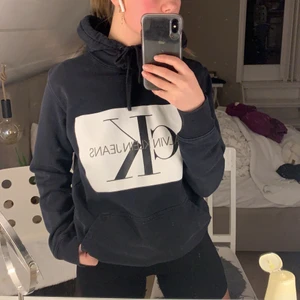 Calivn Klein hoodie - Hoodie från Ck i storlek M, tror den är köpt på herravdelningen så den är ganska stor i storleken. Köparen står för frakten😊