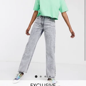 Straight jeans collusion - Ett par skitsnygga jeans från collusion, tyvärr för småa för mig men var för lat för att skicka tillbaka dem så de är väldigt snålt använda. Strl 26/30, passar mig som är 163 cm längdmässigt. Skulle i övrigt säga att storleken är något mindre än normalstorlek, så brukar du ha 25 t.ex passar nog dessa dig.