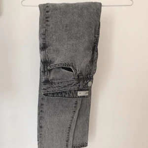 Gina Tricot  jeans storlek 34 - Hej! Jag säljer mina knappt använda jeans från ginatricot i storlek 34. Jensen är i bra skick. Jeansen är för små för mig och kommer tyvärr inte till användning🤍köparen står för frakt.