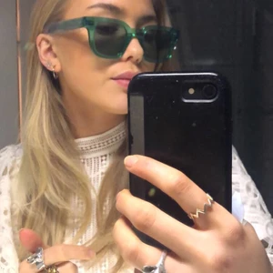 Solglasögonen  - Tja🤩 nu säljer jag helt oanvända chimis 004 i färgen Aqua💞 som är helt slut sålda på hemsidan! Passar på ALLA! Sjukt snygga🥰 kostar annars 999kr men säljer dom för 400kr!! Ifrån start.Men ni får buda på dom, budet ligger på (980kr!!)💞 man kommer få dom precis som att man skulle ha köpt dom därifrån😁😁💕💕 ( hör av er om ni vill ha bättre bilder)