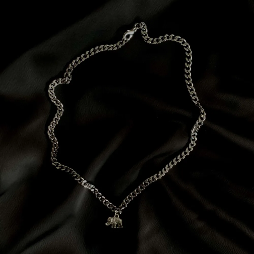 Ett stilrent enkelt halsband med ett Elefant motiv🐘🐘. Accessoarer.