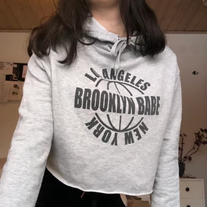 Croppad hoodie med tryck xs - Grå, croppad hoodie med tryck