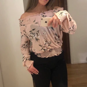 Gina flower - Fin topp från Gina Tricot, pris: 70 kr