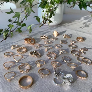 Guldfärgade ringar oanvända 🌹 - Guldfärgade ringar och örhängen, helt oanvända. 14kr/st, 4st för 50, 10st för 129 💕 