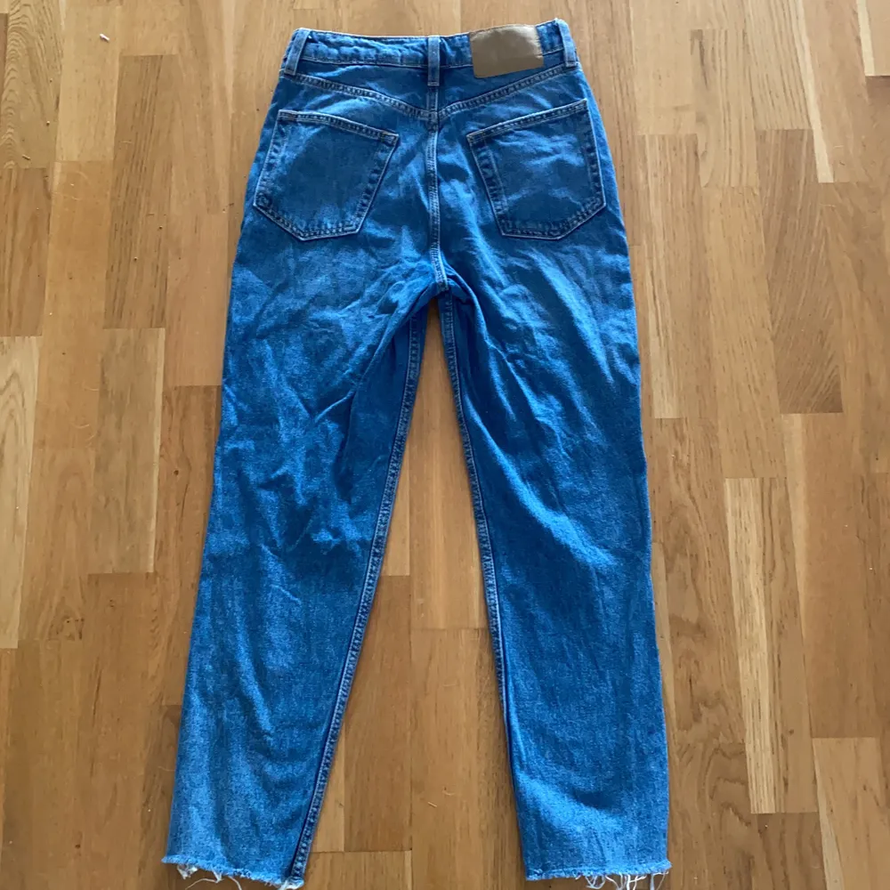 Ett par blåa jeans som är för små!❤️ Buda gärna i kommenterna eller privat. . Jeans & Byxor.