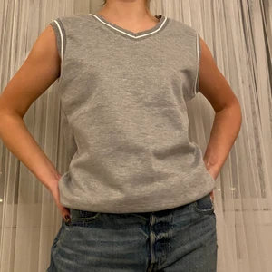 Stickad väst - Snygg stickad väst i herr M. Sitter snyggt oversized på en dam XS-M ish. Modellen på bilden är 163 och har dam XS-S. Färgen är grå med vita streck! Tar bud från 240kr + frakt!