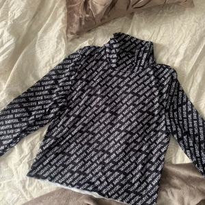 Topp - Svart tunn tröja med tryck babygirl och högre krage, storlek S/M, 50kr, köparen står för frakt