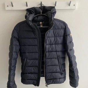 Colmar jacka - En marinblå tunnare dunjacka från Colmar. Perfekt till våren! 