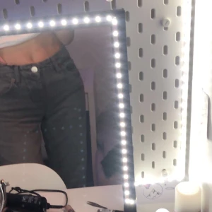 lågmidjade zara jeans - assnygga slutsålda lågmidjade zara jeans i storlek 36! oanvända utom för bild med lappar kvar, andra bilden är lånad 💗 nypris 399, så buda från 400 i kommentarerna!💗 frakt tillkommer