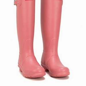 Hunterstövlar  - Säljer mina ursnygga rosa huntertrövlar, använda Max 10 gånger. Passar stl 37-40. Köparen står för frakt✨