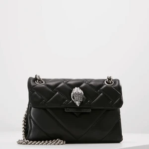 Kurt Geiger Väska  - Säljer min populära Kurt Geiger väska i modellen ”Mini Kensington”, väskan är helt felfri och endast använd ett fåtal gånger. Nypris: 1800 kronor, säljer för 800 kronor! Köparen står för frakt 👍🥳