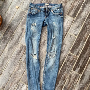 Jeans  - Jeans från Gina tricot i storlek 38, dock passar inte mig som är en 38. Mer som 34/36. Bud börjar på 40kr köp direkt för 80kr