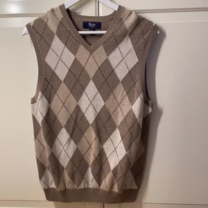 Väst - Fin beige/brun väst i rutigt mönster, sparsamt använd 