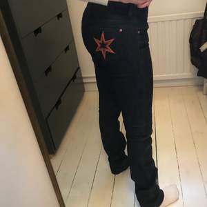 Trendiga lågmidjade Victoria Beckham jeans! Nästintill oanvända och i superbra skick. Jag är 169 cm och de är för långa för mig.                                                     Midjemått- omkretsen ca 86 cm Innerbenslängd- ca 89 cm 