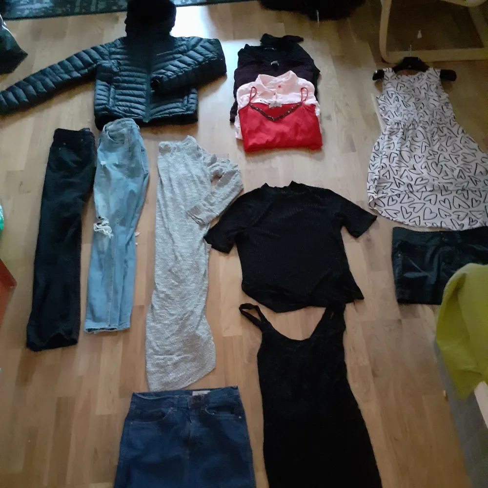 Paketet innehåller:2 långärmade tröjor, 1 linne, två kjolar,en peak performance jacka,2 klänningar, 2 jeans, 1 lång kofta, allt i strl small. Övrigt.