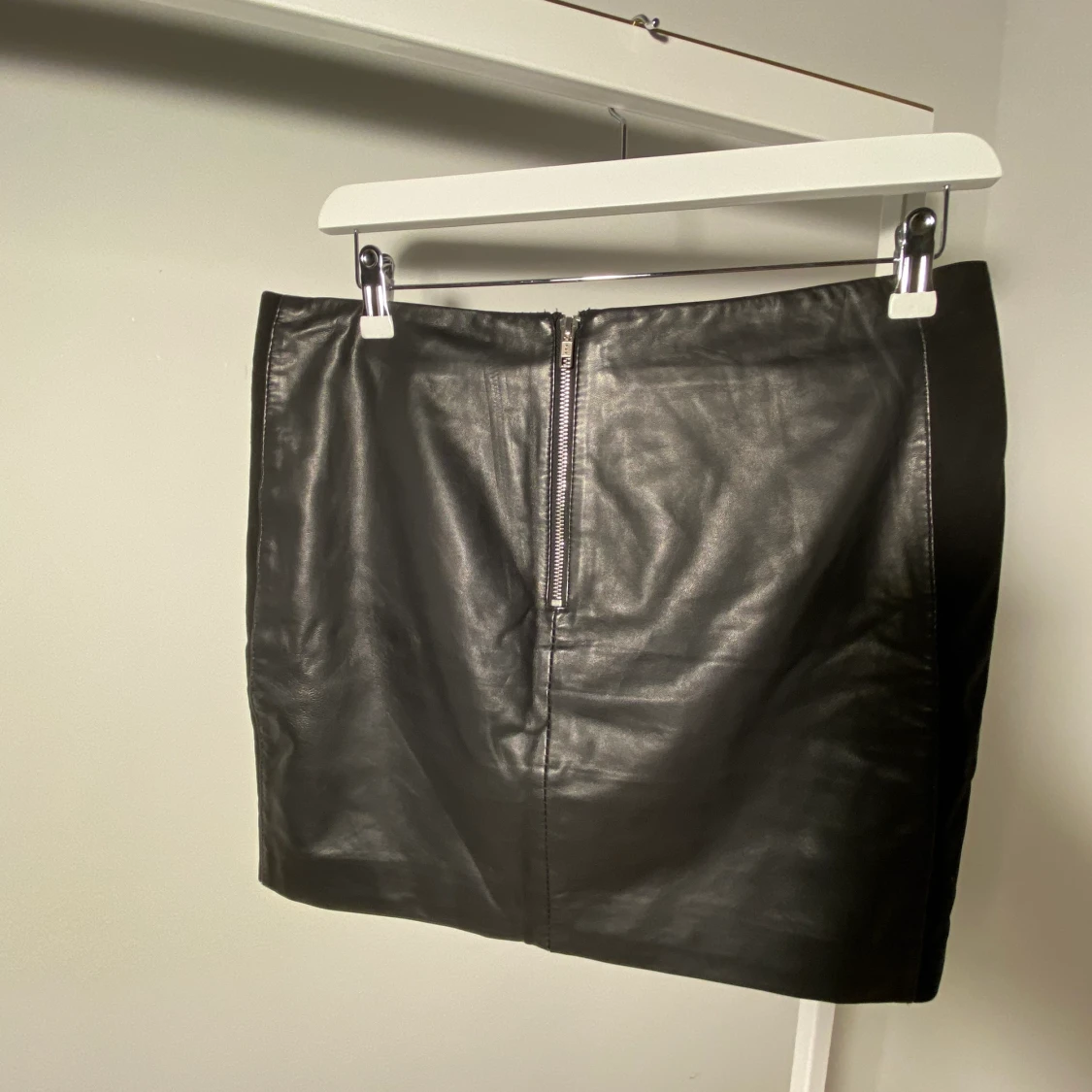 Skinnkjol med mockadetaljer  - 90