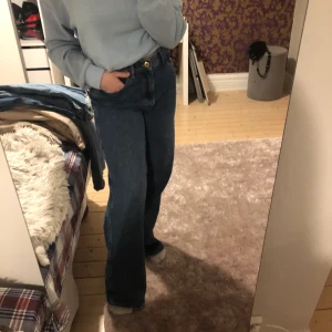 Mom jens  - Super fina mom jens från zara. De är tyvärr för långa för mig som är 160 men passar ngn bra i längden som skulle vara 165+. Storlek 38, super fina 