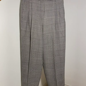 Byxor i ylle  - Byxor i ylle. Kortare modell. Fint, nytt skick. Frakt ingår inom Sverige.