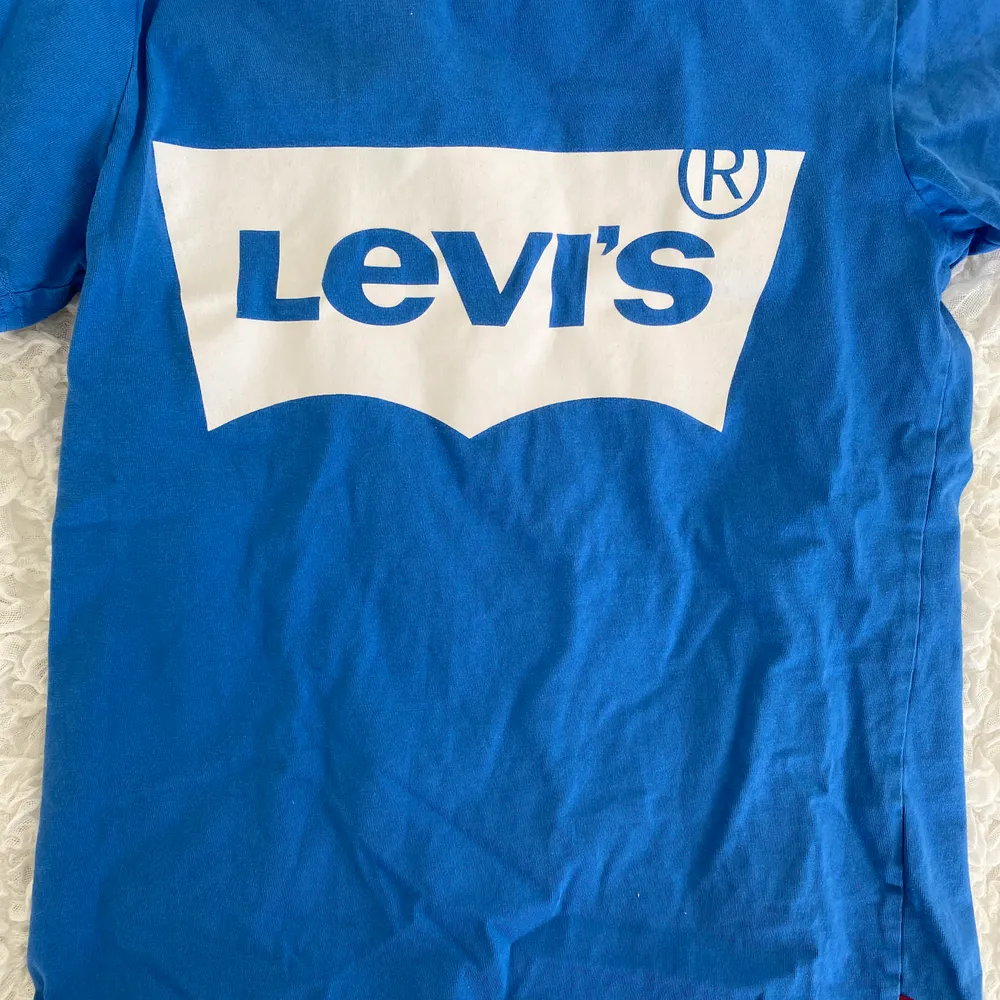 En fin blå skön Levis tröja i bra skick. Den är från Zalando och kostade från början 250 kr men nu kostar 80 kronor. . T-shirts.