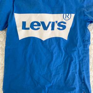 En fin blå skön Levis tröja i bra skick. Den är från Zalando och kostade från början 250 kr men nu kostar 80 kronor. 