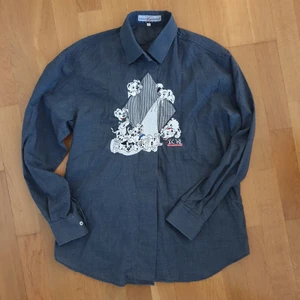 M/38 grå Disney skjorta 101 dalmatiner - Häftig Disney-skjorta med 101 dalmatiner! Tunnare material som känns väldigt lätt (förutom vid krage och ärmar där det är fastare) Italiensk skjorta. Saknar storlek men beräknas till ~38/M. Smånopprig, främst vid krage (se bild 3) Trycket är mest troligt någon som gjort själv. Köpte den för att jag tyckte den var sååå cool, men får inte färgen att fungera för mig..😔