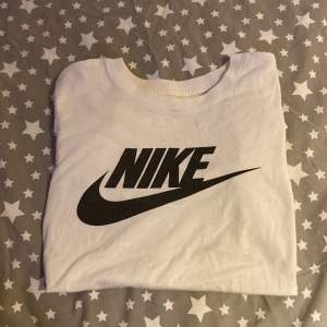 Oanvänd nike tshirt. Strl XS men passar en S. Nypris: 229. Fri frakt