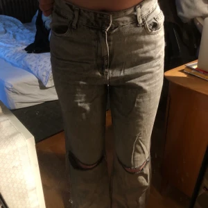 Gråa jeans med hål - Säljer dessa super trendiga och snygga gråa jeansen med hål på knäna! Köpte dom från Bershka och dom är i storlek 40! Säljer pågrund av att dom inte är min stil längre. Kan mötas upp eller skickas💙💙💙