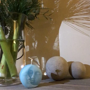 The sun and the moon candle  - Ljuset ger en magisk och lugnande känsla i rummet. Speciellt när den tänds 😍  (Vid doft och/eller gold flakes; 12kr)  (Vid present packning; 4kr)   Tillgängliga dofter: Ocean, Rosor, Kanel, Nytvättat & Cotton Candy 